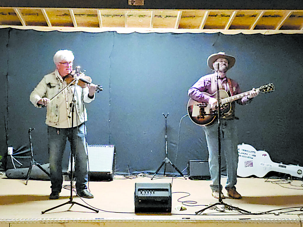 CHARLES BETZLER PHOTOS Fiddle player Bill Taylor and Oklahoma Mike Travelletti performed Saturday night at the Chute in downtown Sapulpa.