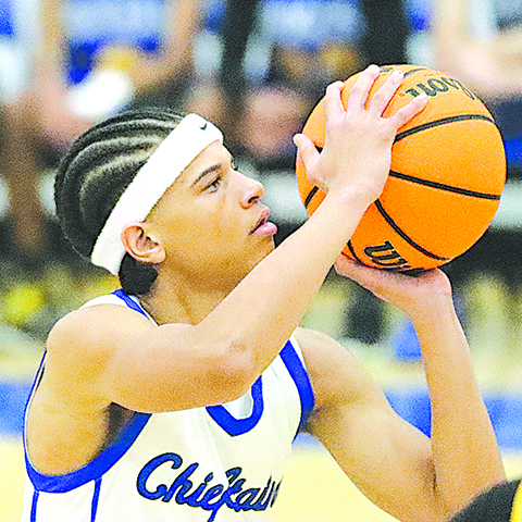 DARREN SUMNER PHOTO SAPULPA’S ZAC LEWIS scored 16 points and added four assists in the Chieftains’ win at Durant Tuesday night.