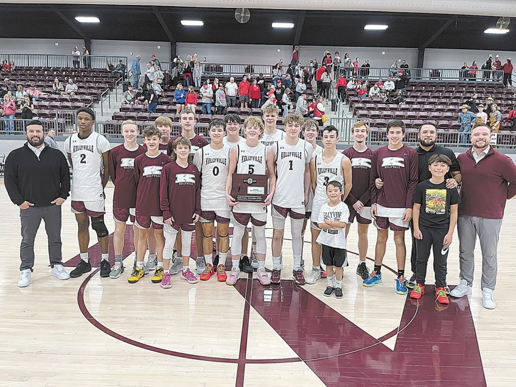 DARREN SUMNER PHOTOS KELLYVILLE PONIES went 24-7 this season, winning Class 3A Regional Consolation and Area Consolation championships en route to the school’s first-ever appearance in the state tournament. The Ponies fell 75-51 to No. 1-ranked Oklahoma Christian School in the quarterfinals.
