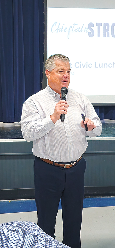CHARLES BETZLER PHOTO
Sapulpa Superintendent Rob Armstrong speaking at the Joint Civic Luncheon on Tuesday.