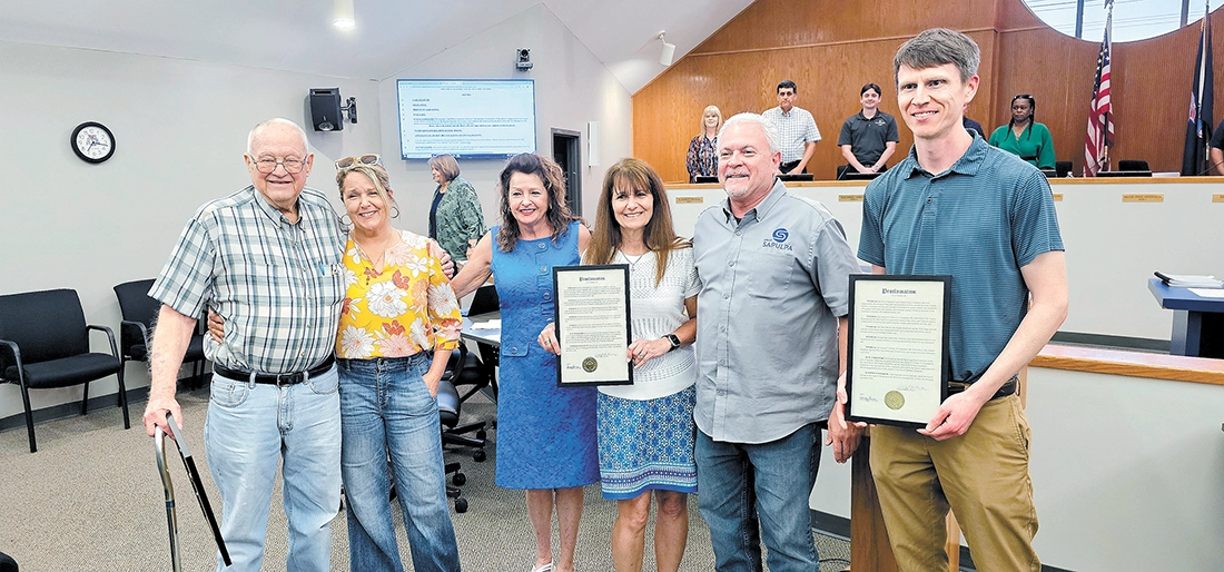 CHARLES BETZLER PHOTO From left to right: Parks Board member Pete Egan, the daughters of the late Charles Bundrick: Melinda Ryan, Lanaya Johnson and Shawna Sims, Sapulpa mayor Craig Henderson, and representing The George F. Collins Jr. Foundation, Ben Gray.