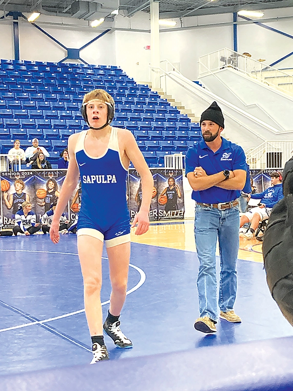 JOHN TRANCHINA PHOTO
CODY FULLER, shown here talking to Chieftain wrestling Jackson Mills in January, was named Sapulpa’s new interim head coach for the 2024-25 school year.
