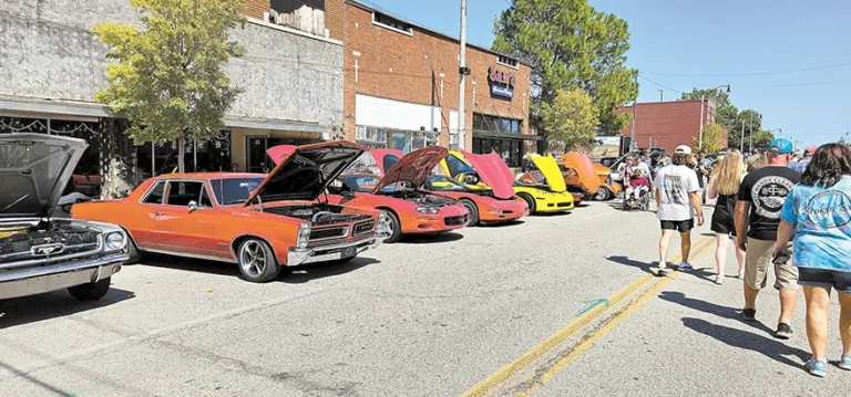 BLOWOUT Thousands of people attended the Annual Route 66 Blowout Saturday in downtown
Sapulpa with 377 cars, an Art Show and much much more, not to mention the Annual Cruise
Night on Friday. Complete list of car show and art show winners will be published in the
weekend edition.