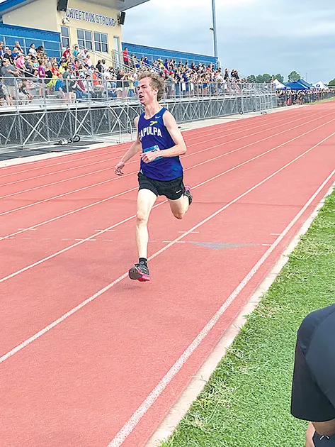 JOHN TRANCHINA PHOTOS
SENIOR RYLAN COLEMAN, pictured here closing in on the finish line at the Sapulpa
Invitational back on Aug. 31, placed second overall at the Frontier Valley Conference meet
Tuesday, helping the Chieftains claim the team championship