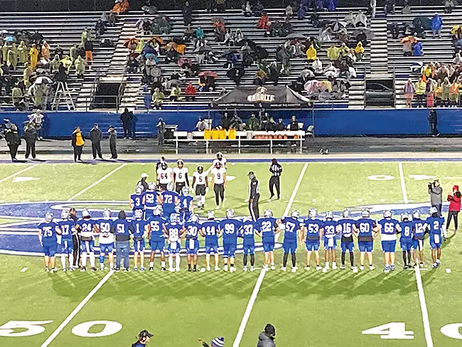 CHIEFTAIN SENIORS LINED UP For Senior Night, all of Sapulpa’s seniors accompanied the
captains out for the pre-game coin toss.