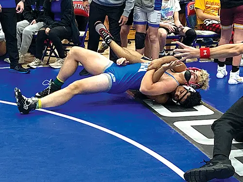 PAYSON ROBINSON on top of Union’s Azariah Rainwater, getting the final takedown with just
seconds remaining in his 7-3 quarterfinals victory on Saturday. Robinson placed second at 175
pounds in the pre-season tournament.