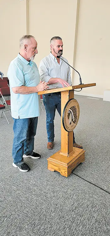 CHARLES BETZLER PHOTO
OILTON MAYOR Pat Kennedy, left, and Jay Laughlin, an environmental engineer for Chief
Engineering, address the BOCC Monday morning.