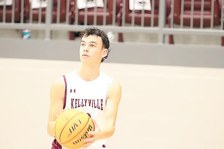 DARREN SUMNER PHOTOS
EASTON NANCE eyes a perimeter shot for the Kellyville Ponies, who have started the season
2-0. Kellyville plays at the Adair Tournament this week.