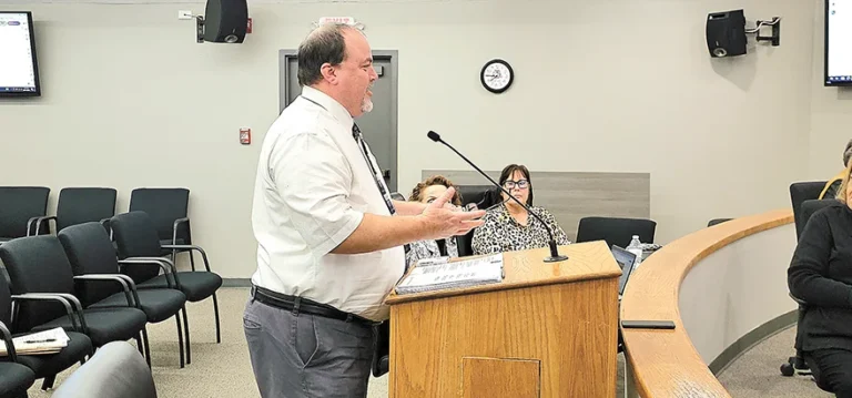 CHARLES BETZLER PHOTO
ROGER MCDOUGAL, pastor of Westside Baptist Church, speaks to the Sapulpa City Council
on behalf of LifeGate at their last meeting.